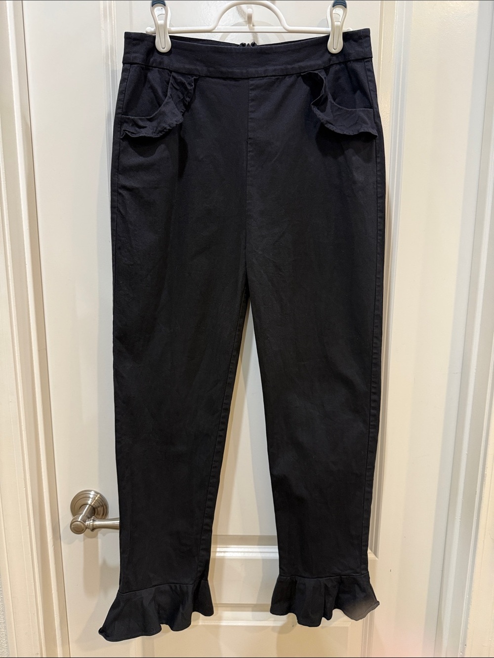 Finders Black Cropped Ruffle-Hem Pants